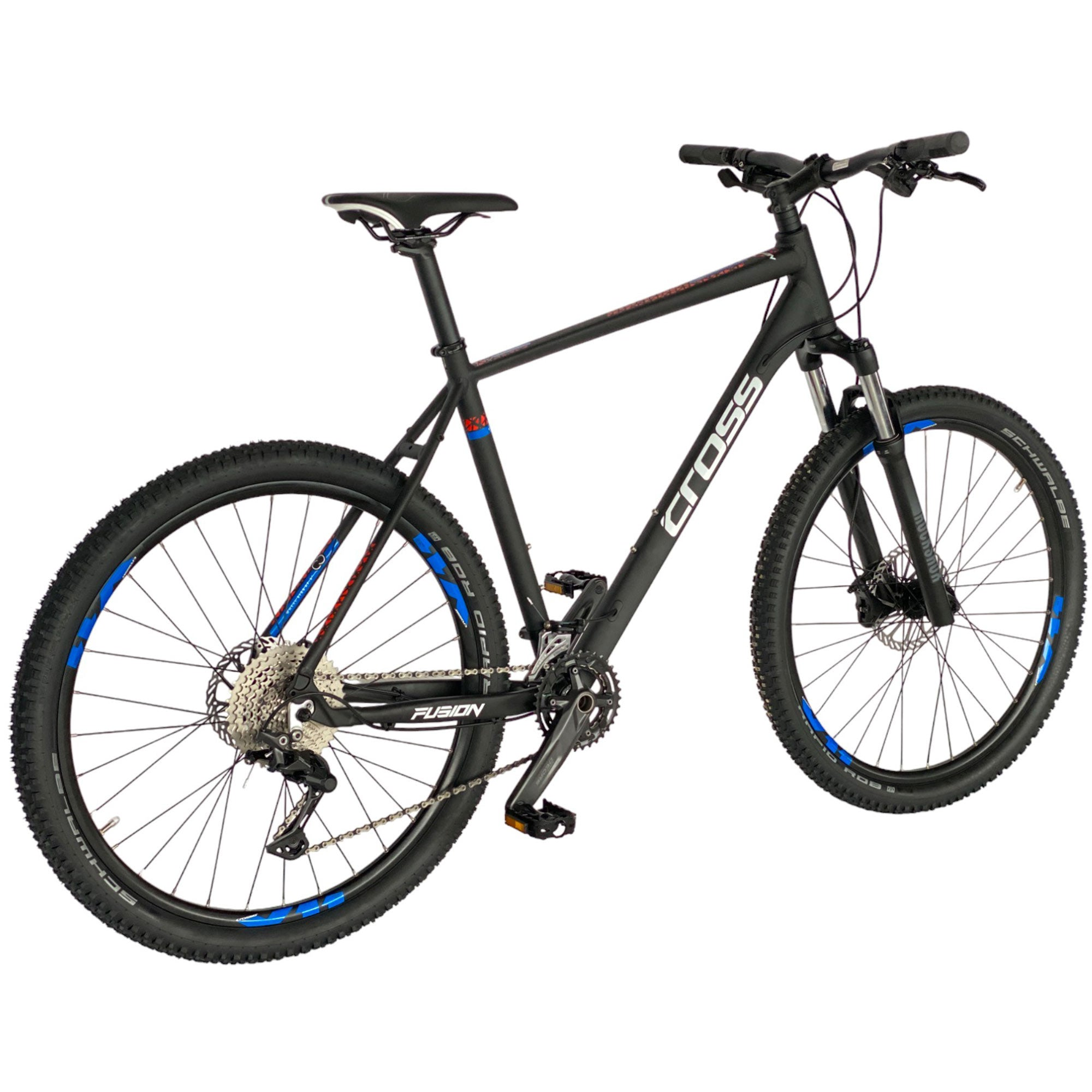 Schwarz-blaues Cross Fusion-Fahrrad auf weißem Hintergrund, nach rechts angewinkelt, mit sichtbaren Details.