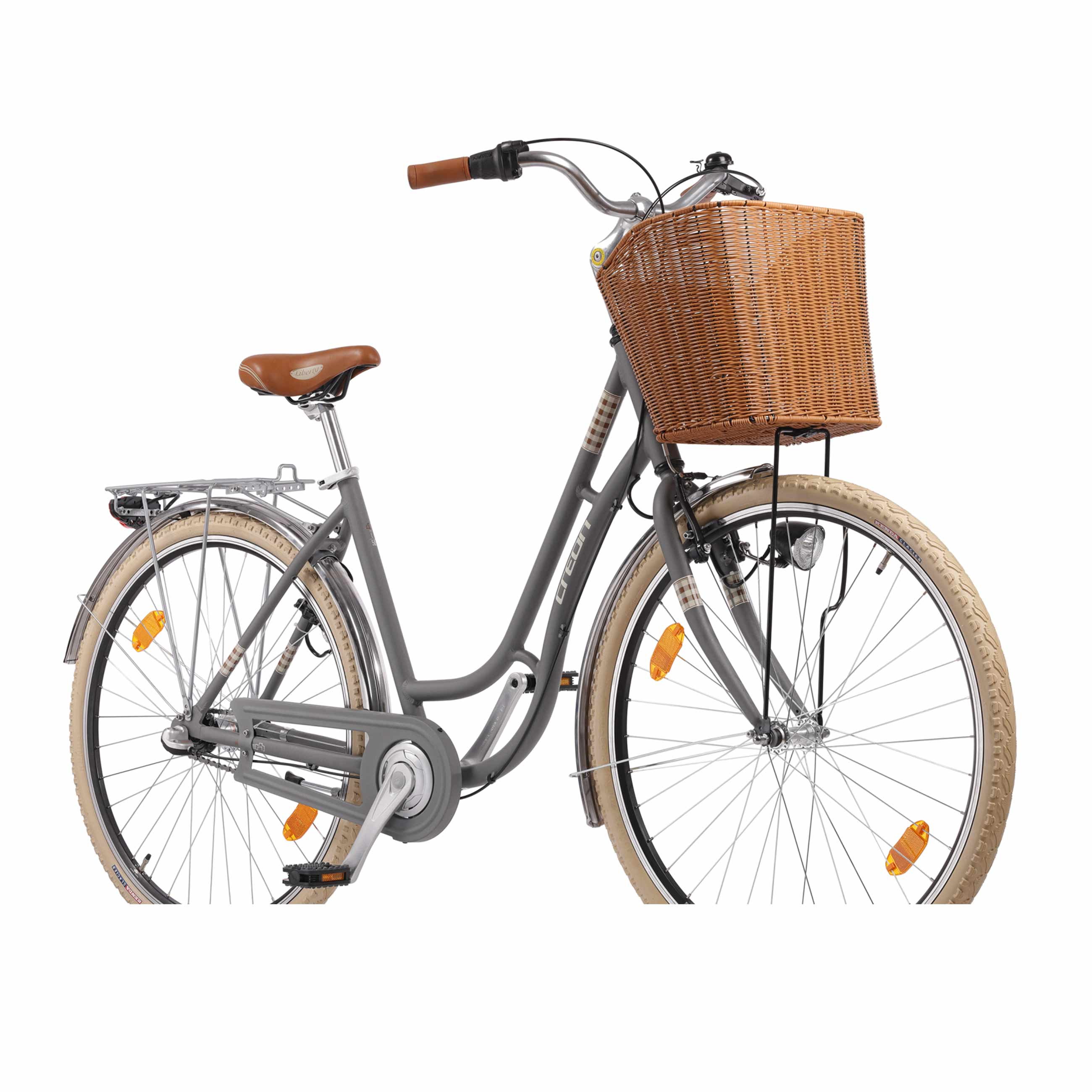 Graues Fahrrad mit Korb vorne, freigestellt auf weißem Hintergrund.