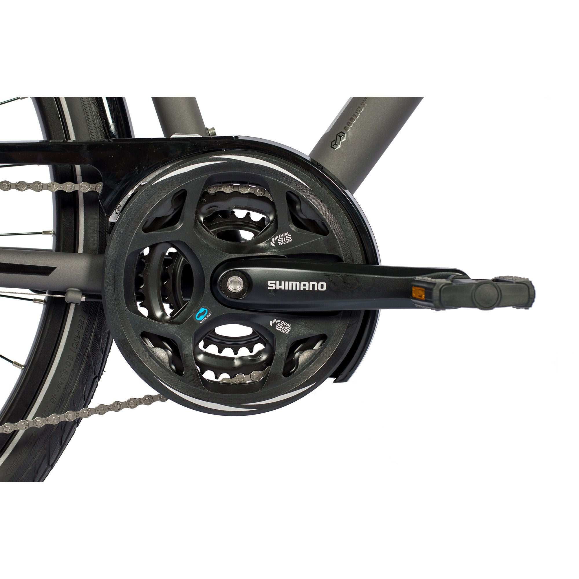 Nahaufnahme des Kettenblatts und der Pedale eines Fahrrads. Das Kettenblatt ist schwarz und trägt den Aufdruck SHIMANO.