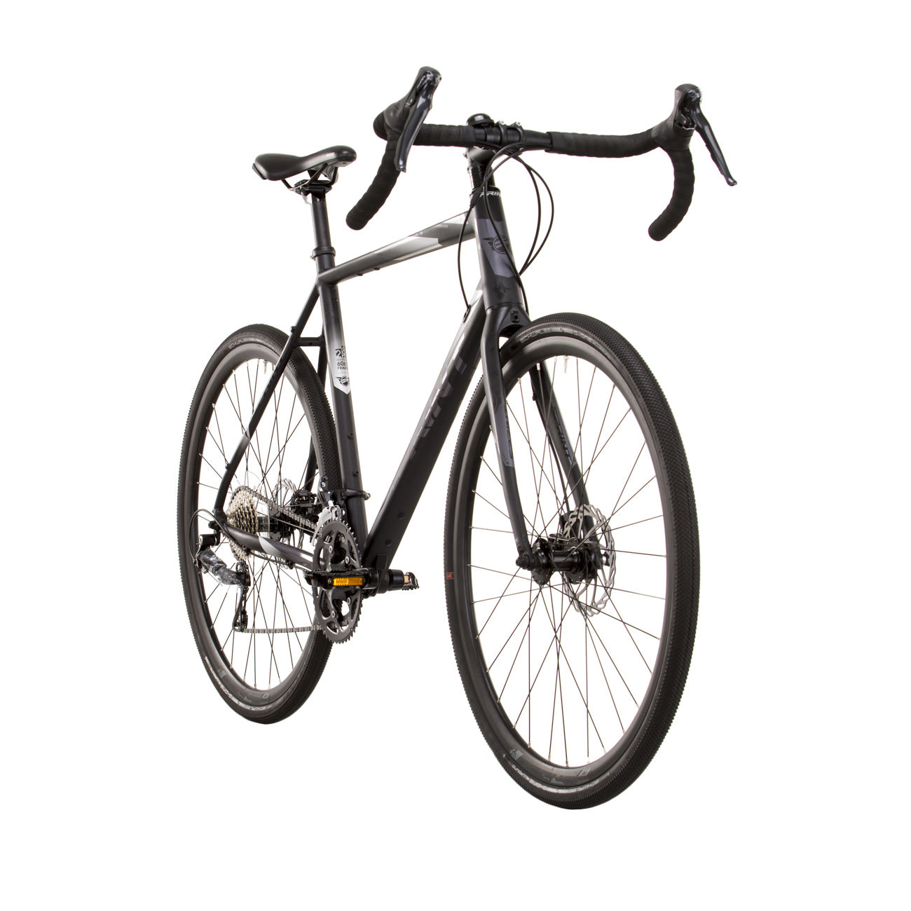 Schwarzes Rennrad vor weißem Hintergrund. Es hat Rennlenker und Scheibenbremsen.