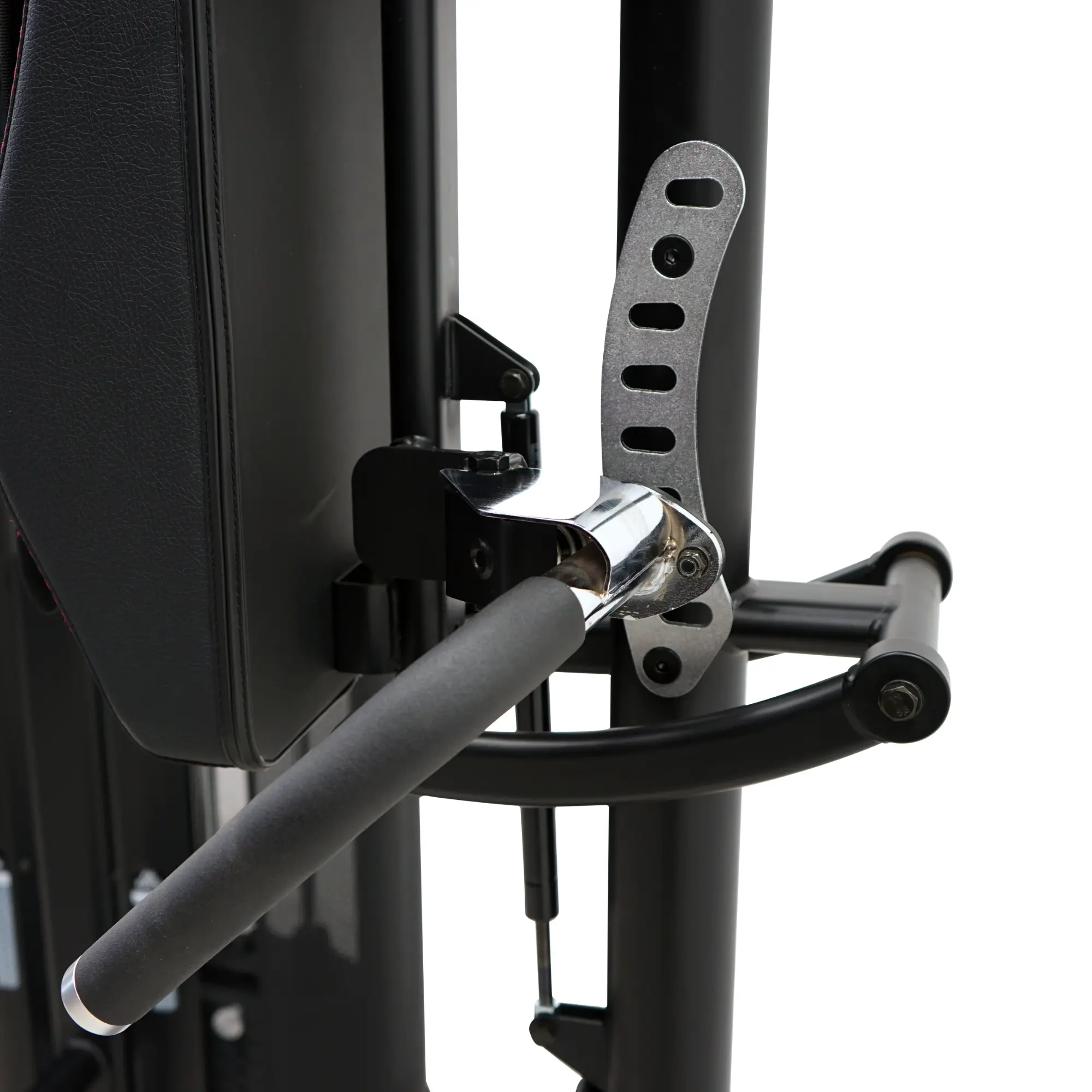Close-up van een zwarte en zilveren handgreep voor fitnessapparatuur. Het is bevestigd aan een grotere zwarte structuur.