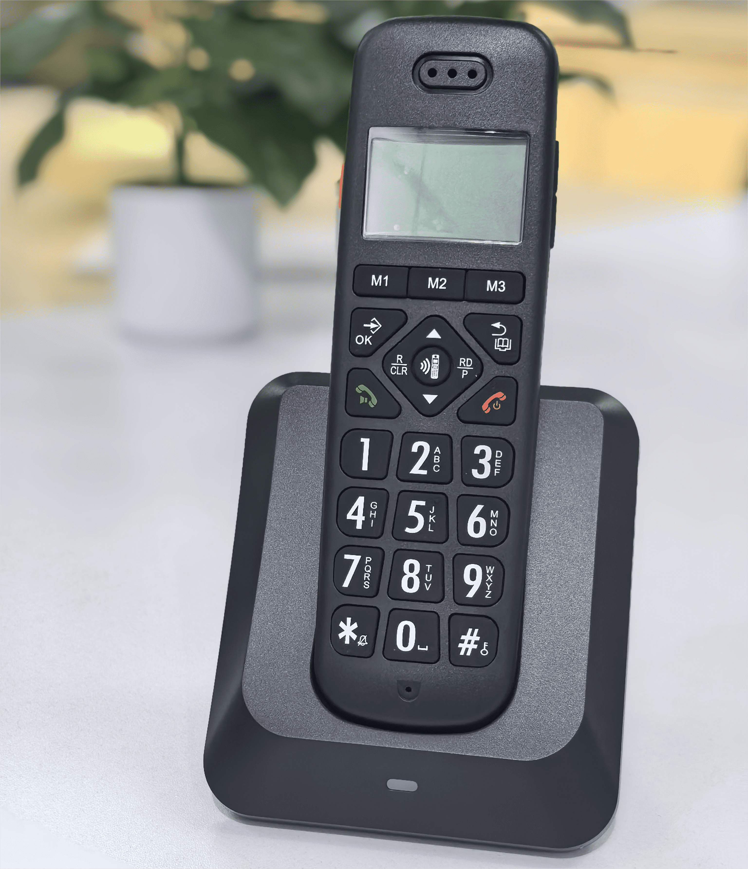 Schwarzes schnurloses Telefon auf einer Ladestation. Es hat einen Bildschirm, Knöpfe und Marke sichtbar.