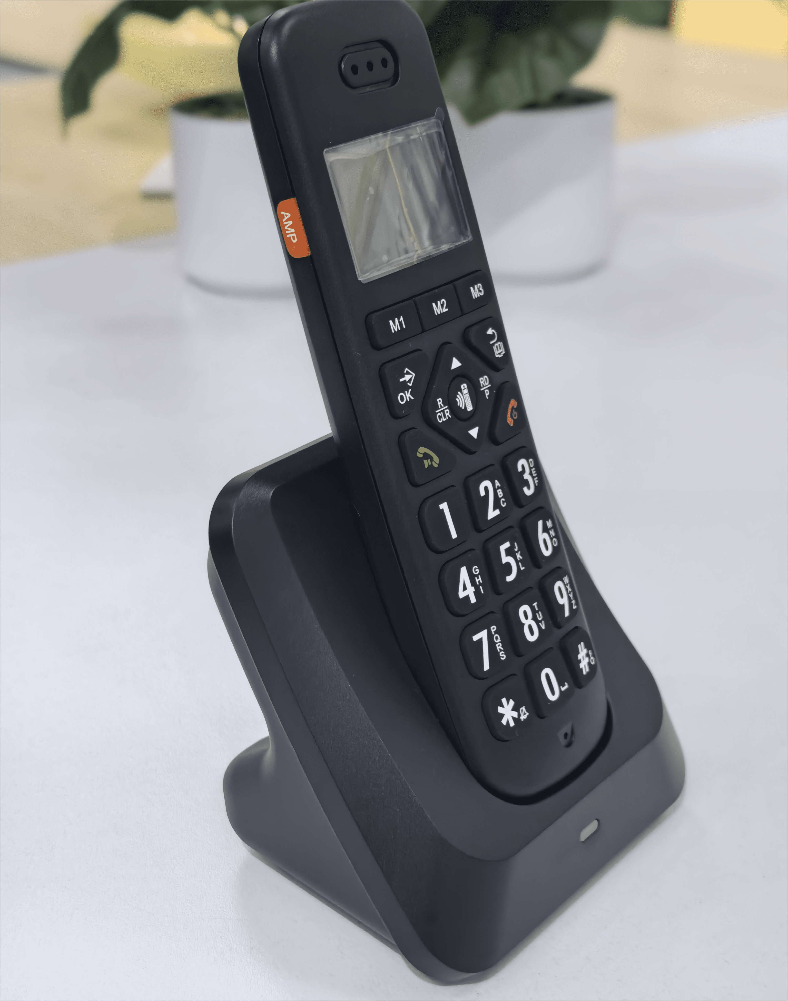 Schwarzes schnurloses Telefon auf einer Ladestation. Weiße Oberfläche.