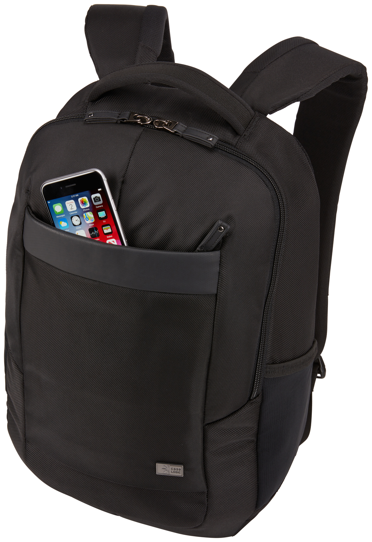 Schwarzer Rucksack mit Telefon in der Vordertasche. Das Telefon zeigt einen Bildschirm mit Apps.