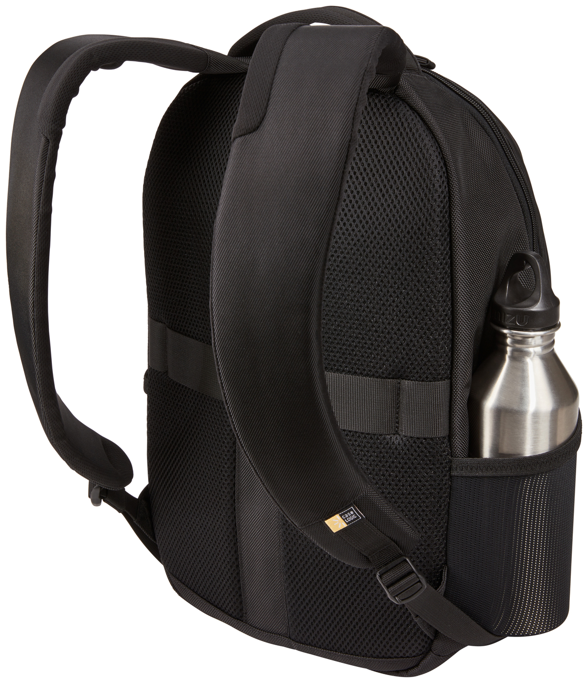 Schwarzer Rucksack mit schwarzen Trägern und einer Seitentasche, die eine silberne Wasserflasche hält.
