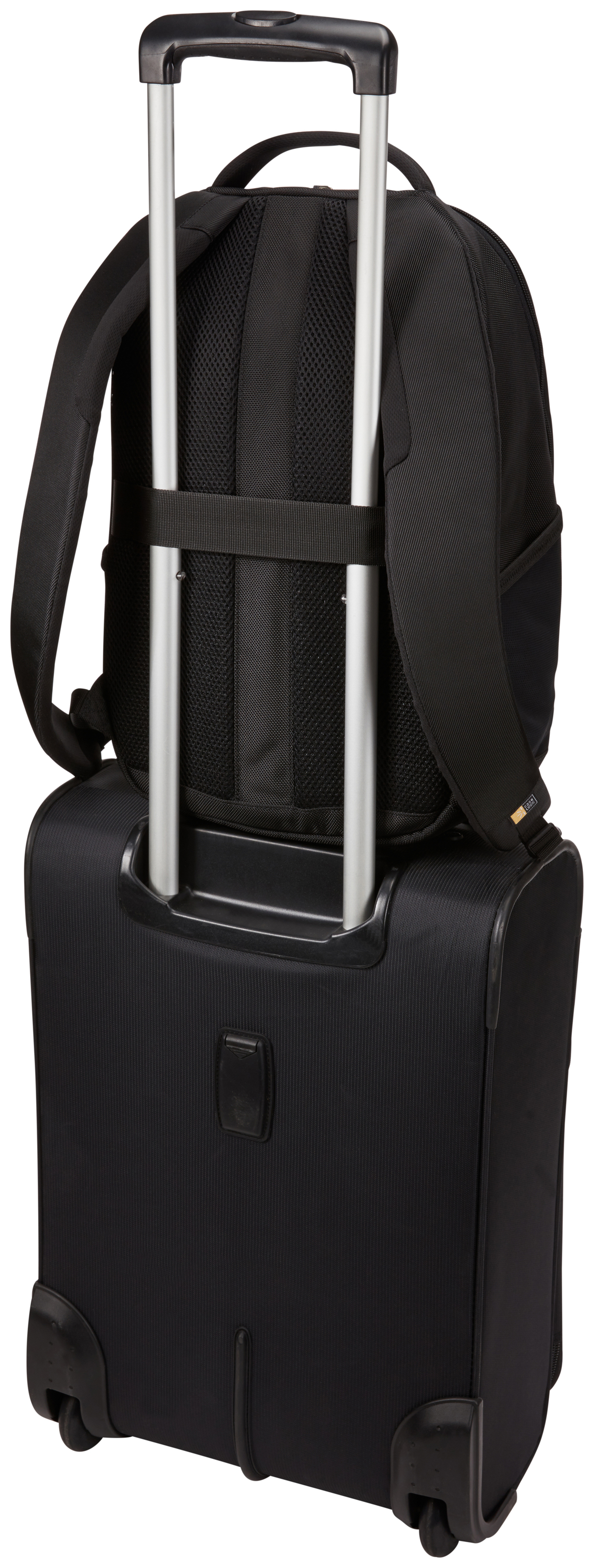 Schwarzer Rollkoffer mit befestigtem schwarzem Rucksack, Metallgriff sichtbar.