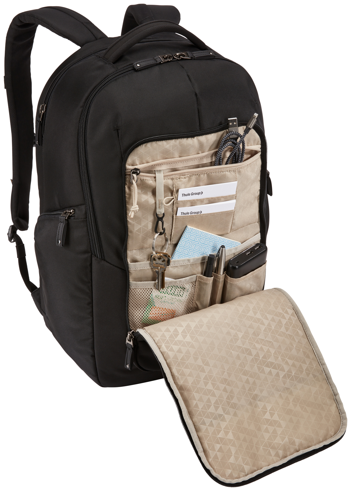 Schwarzer Rucksack mit offener Tasche, die Zubehör zeigt. Beige Innenausstattung, schwarze Gurte und Griff.