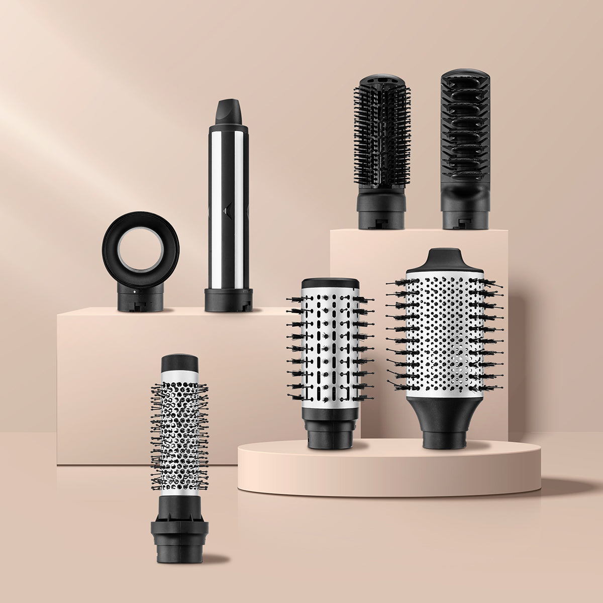 Accessori per lo styling dei capelli. Varie testine nere e bianche su piattaforme beige. Diverse dimensioni.