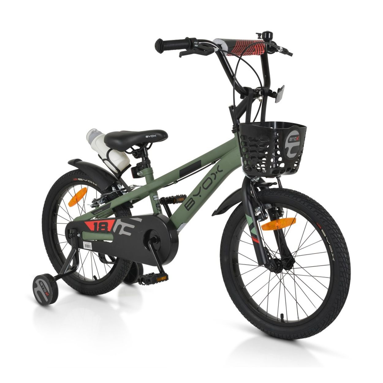 Ein grünes Fahrrad mit Stützrädern steht auf einer weißen Oberfläche. Es hat einen schwarzen Korb und einen Flaschenhalter.