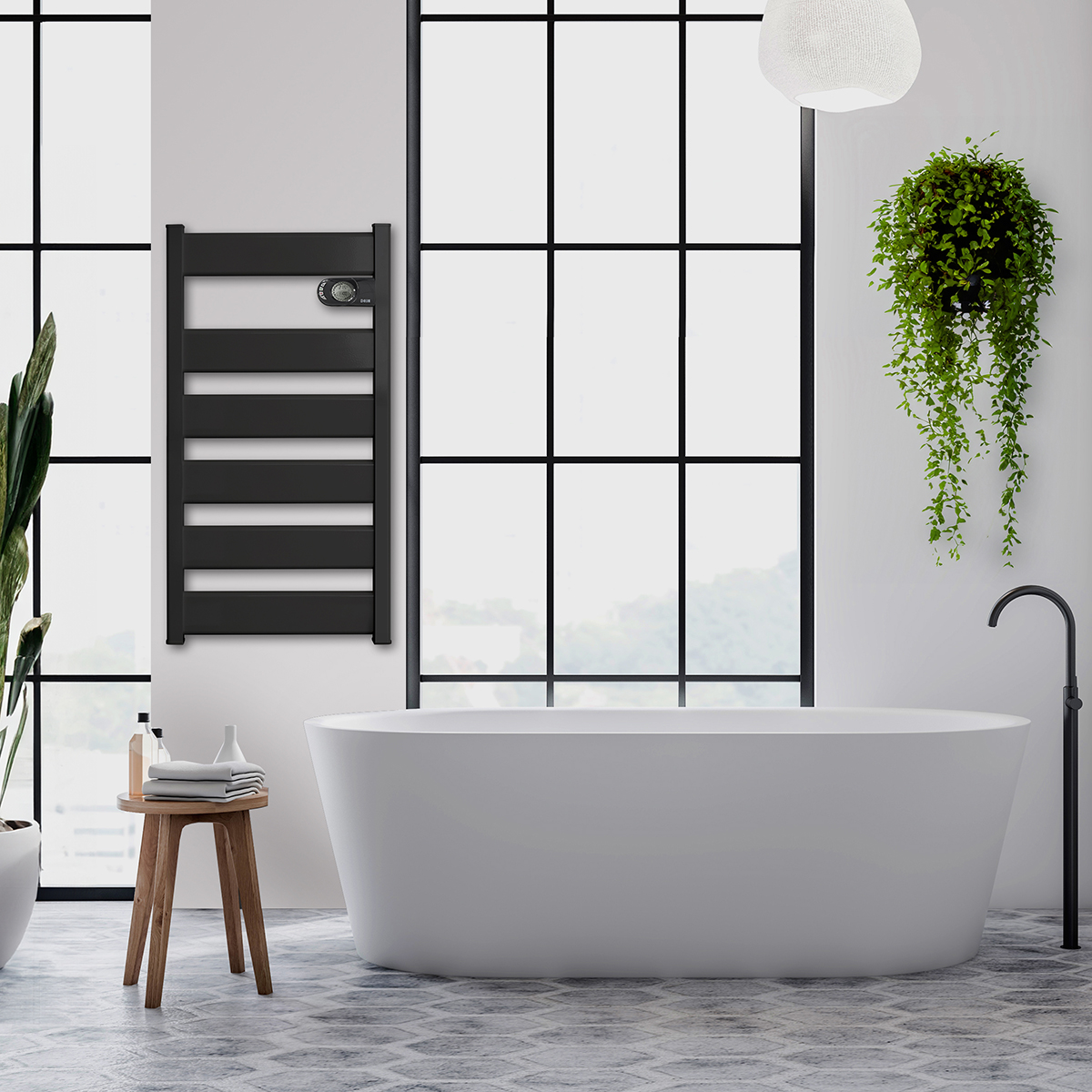Baño moderno con toallero negro, bañera blanca y planta colgante.