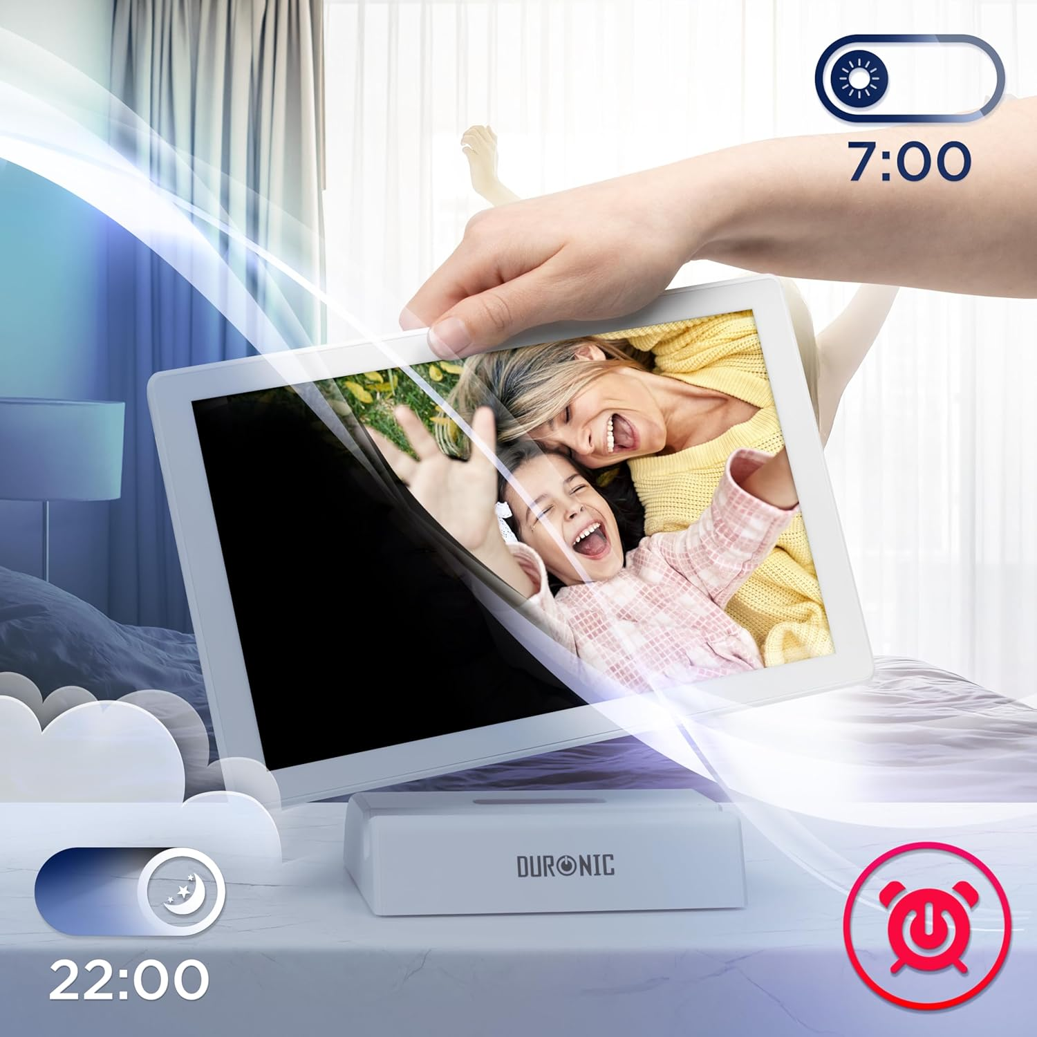 Ein Fotorahmen auf einem Ständer, der ein Bild von Mutter und Kind zeigt, mit einer Uhr.