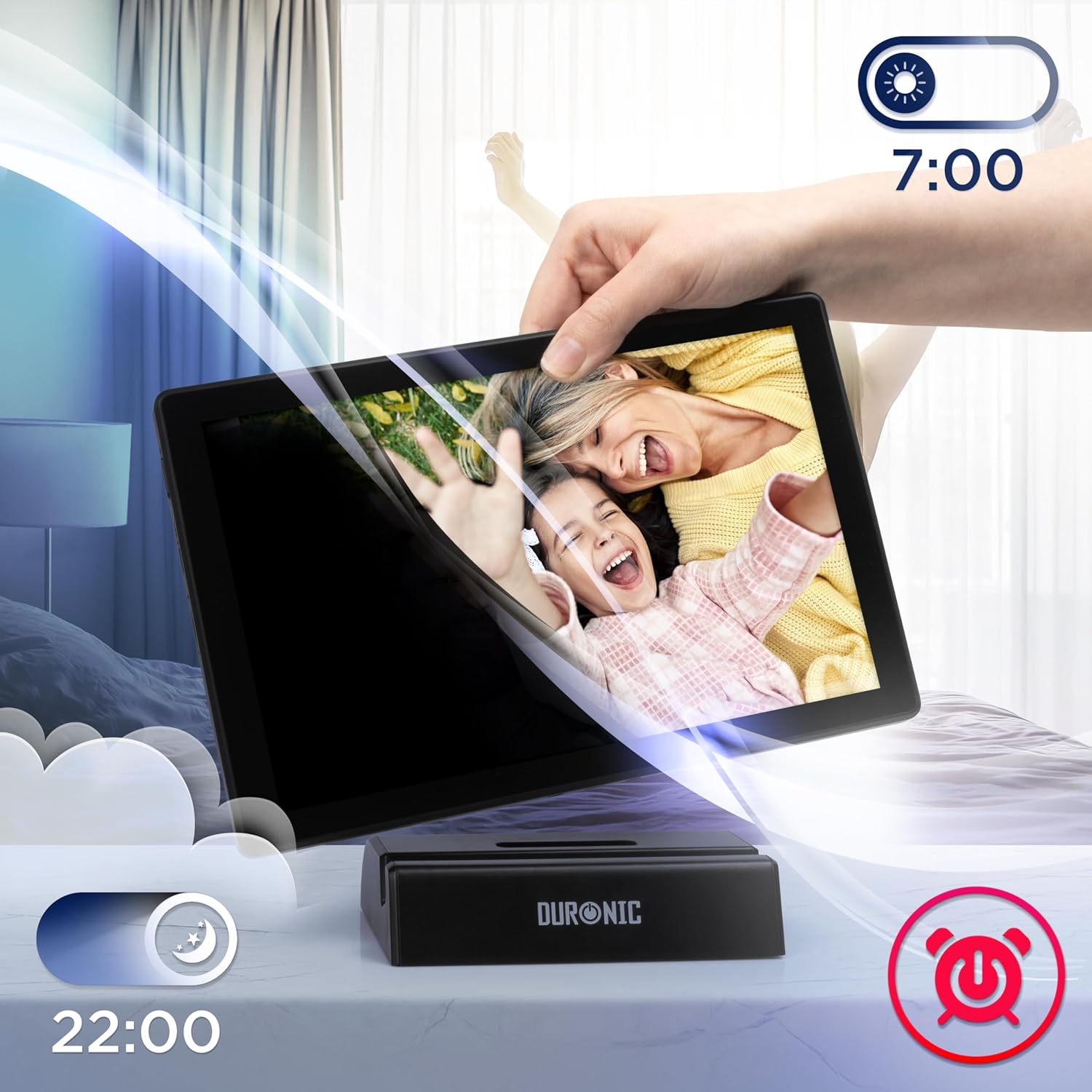 Eine Frau hält ein Tablet mit einem Foto einer lachenden Frau und eines Kindes. Es ist 7:00 Uhr.