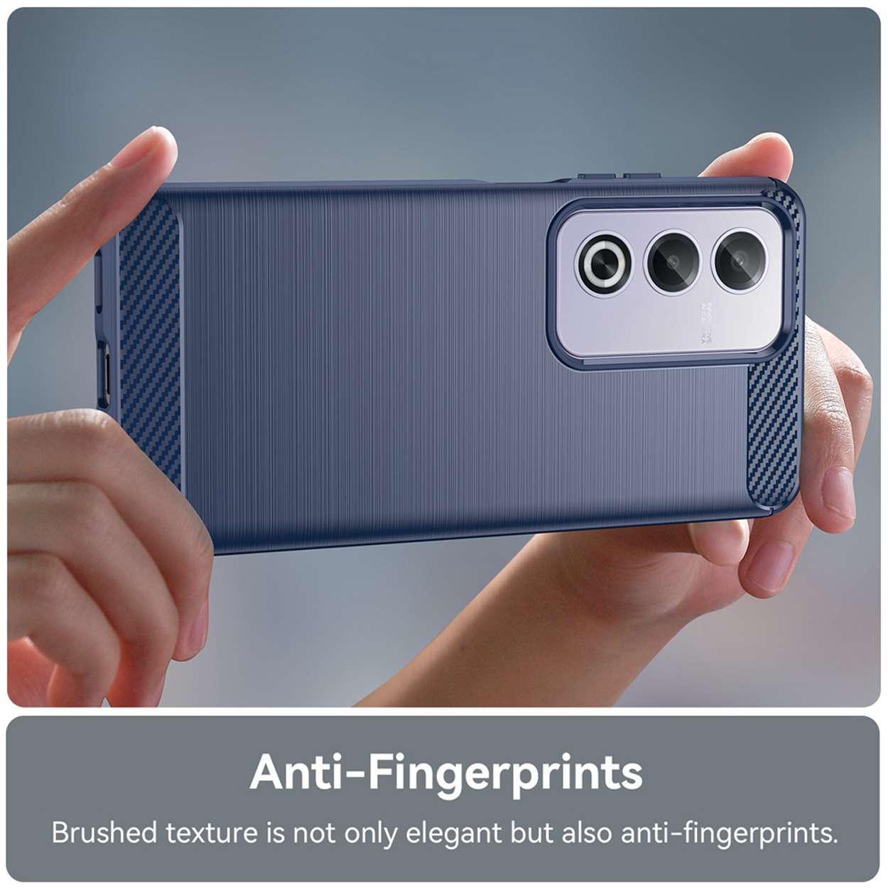 Un étui de téléphone tenu à deux mains. L'étui est bleu, avec un dos texturé et une triple caméra.