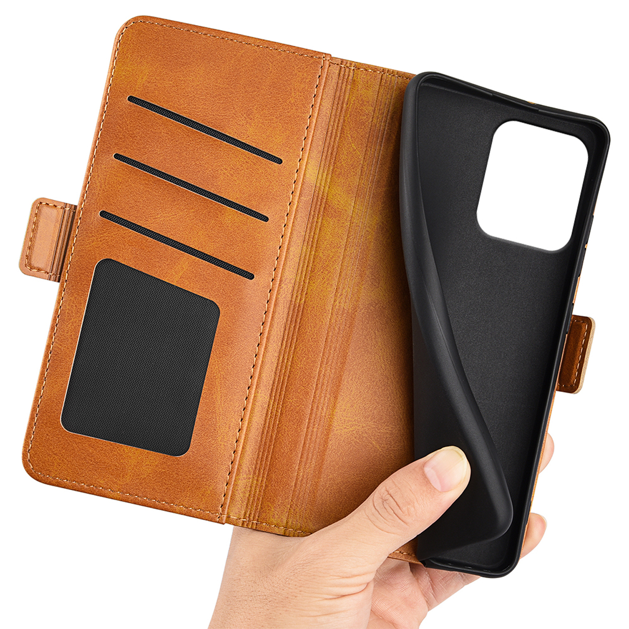 Étui de téléphone en cuir marron ouvert avec fentes pour cartes et un téléphone noir.