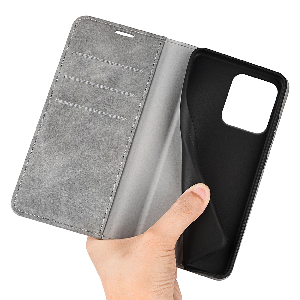 Hand die een grijze telefoonhoes openhoudt, met een zwart telefoonframe.