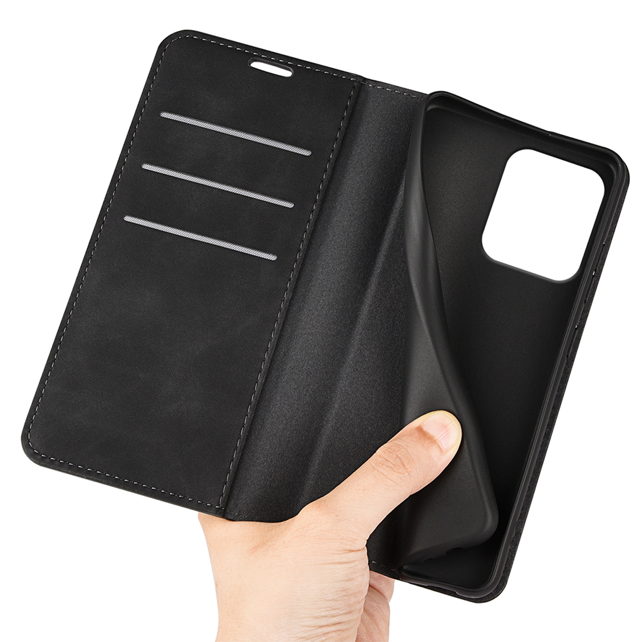Hand die een zwarte telefoonhoes openhoudt, met een zwart telefoonframe.