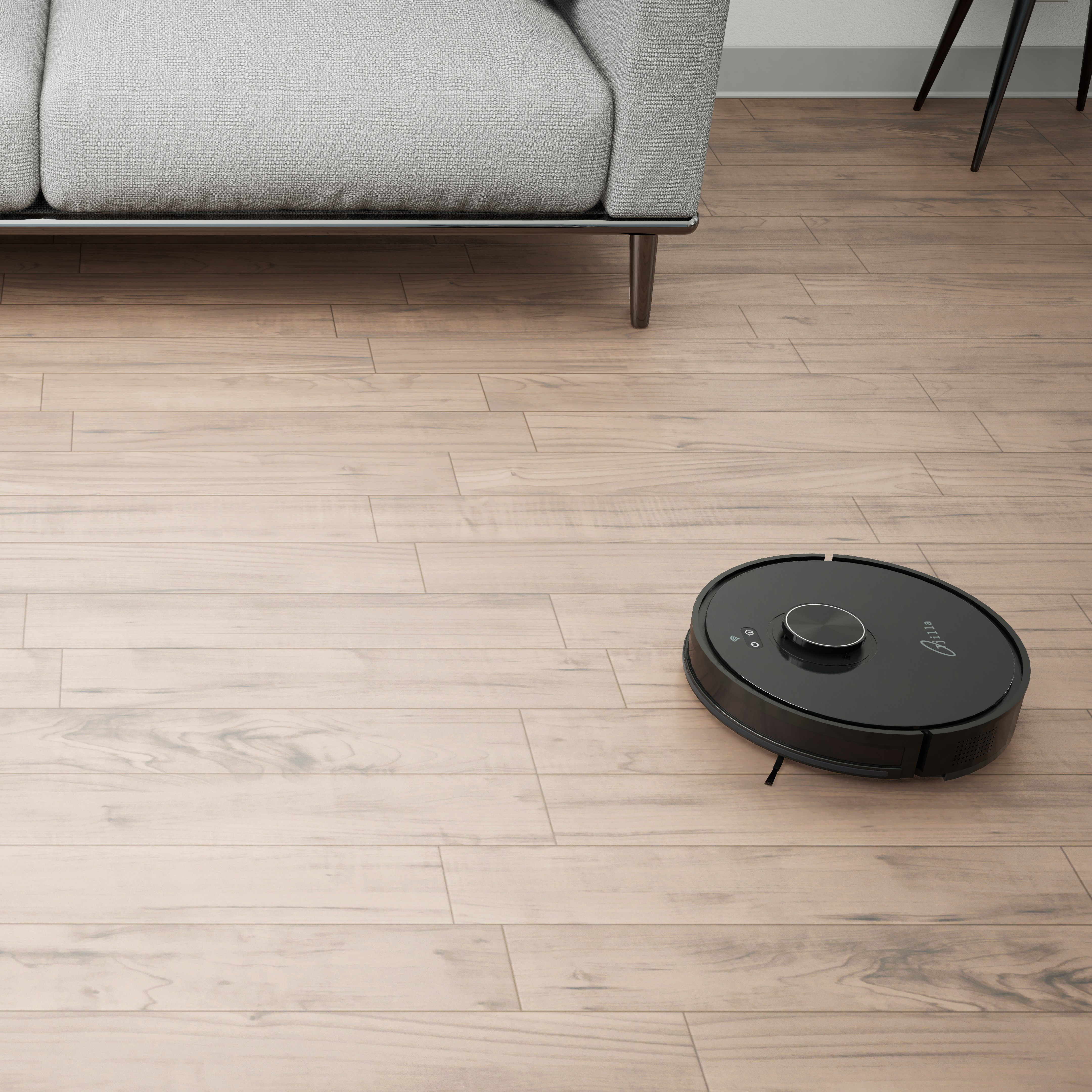Ein schwarzer Roboter-Staubsauger auf einem hellen Holzboden, im Hintergrund ein graues Sofa.