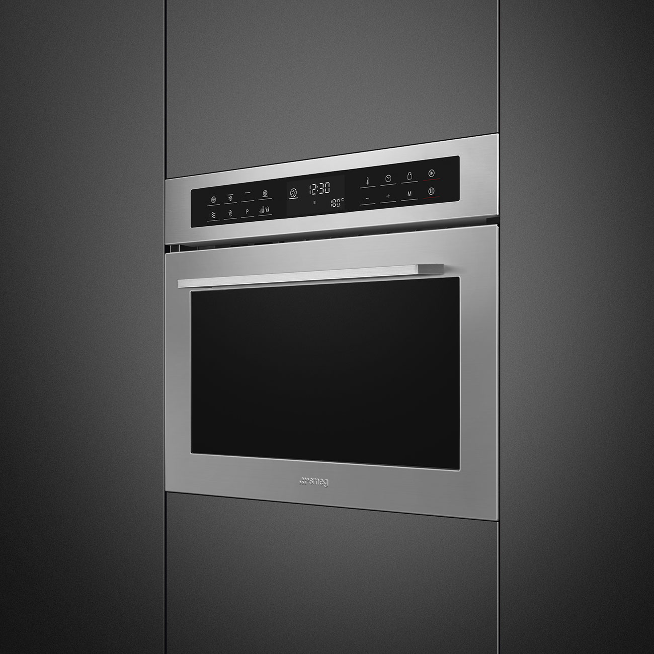 Forno a incasso argento con schermo nero e pannello comandi, installato in mobile scuro.