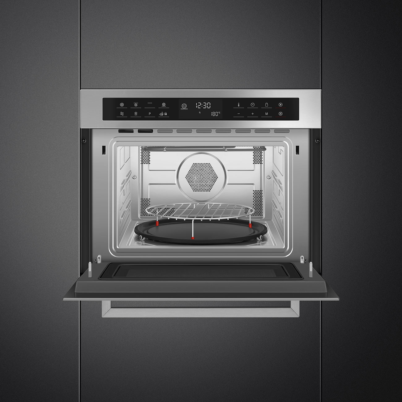 Un forno a microonde integrato con la porta aperta. L'interno ha una griglia metallica e un piatto rotondo.