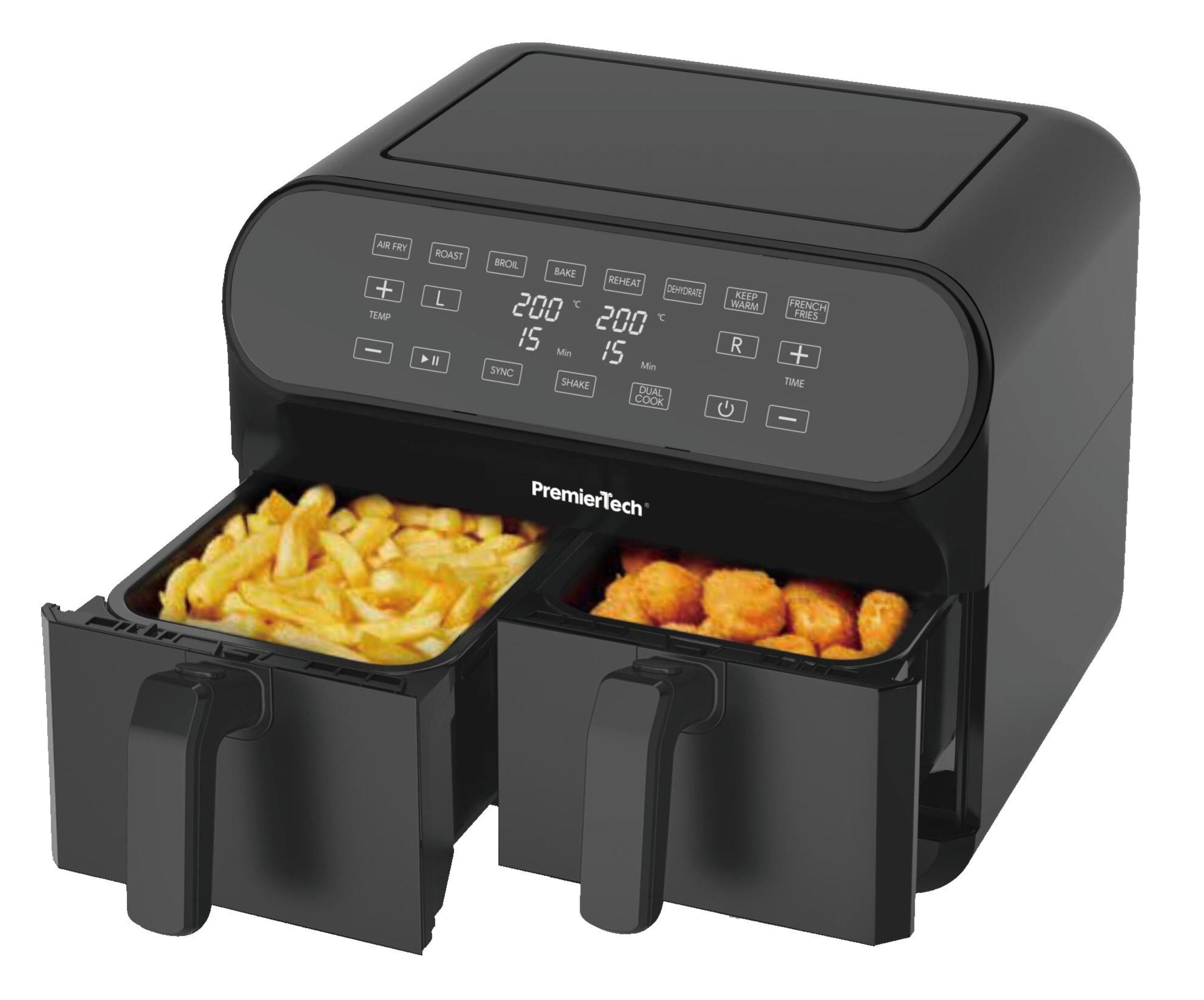 Friggitrice ad aria con patatine fritte e nuggets nei cestelli. Pannello di controllo visibile.