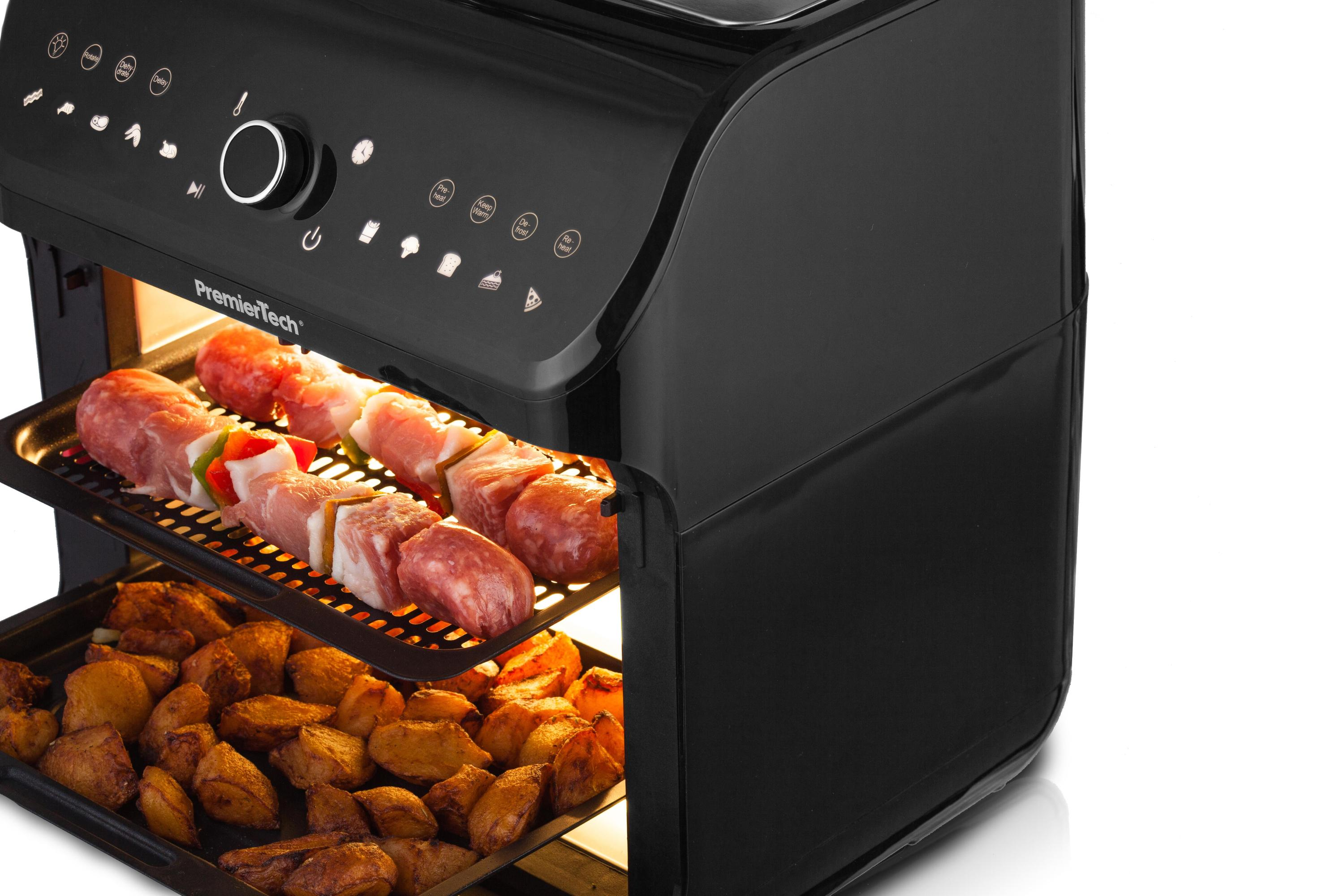 Friggitrice ad aria con vassoio di patate e spiedini di carne e verdure.