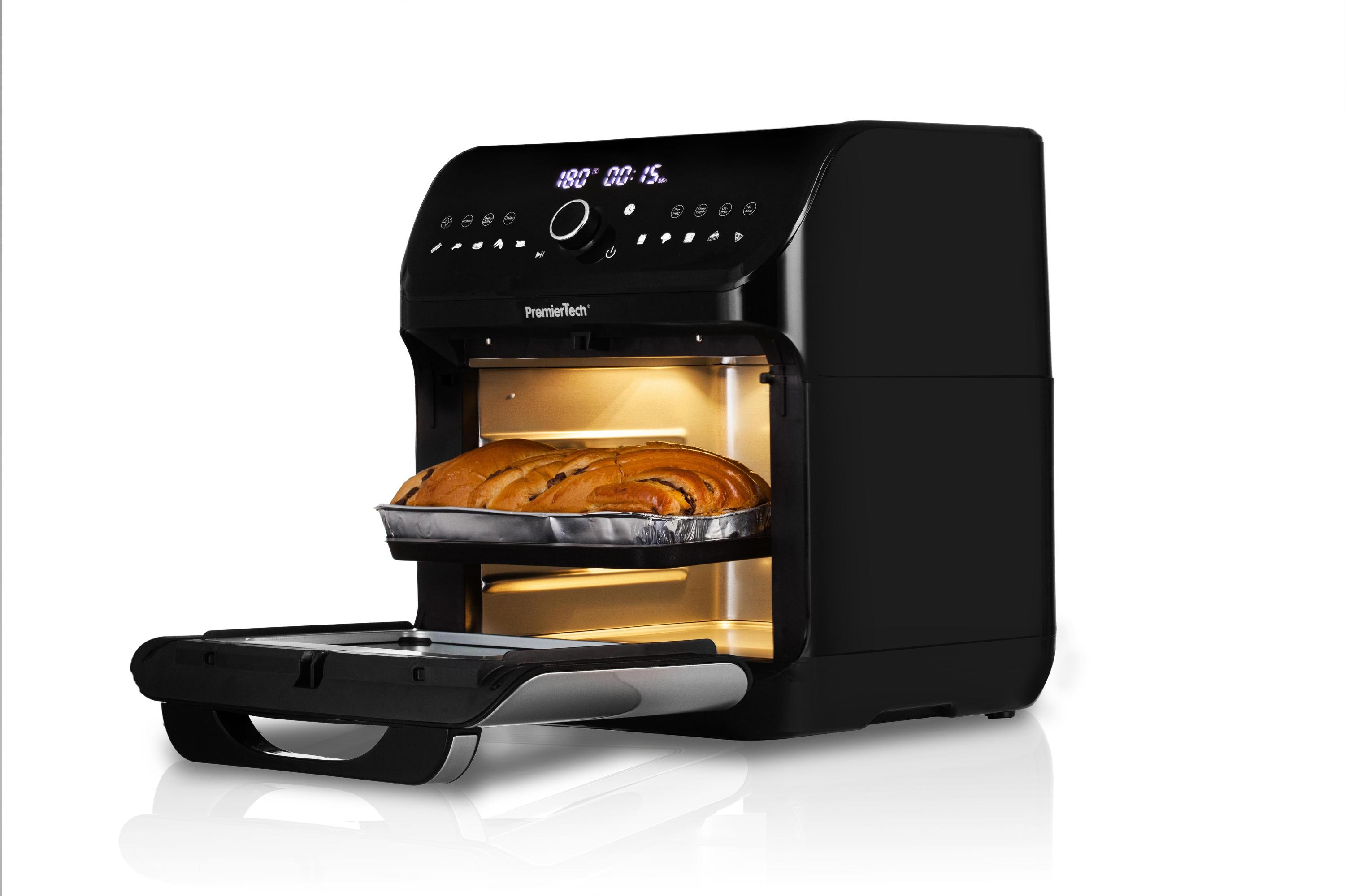 Una friggitrice ad aria nera con la porta aperta, che mostra un vassoio con prodotti da forno.