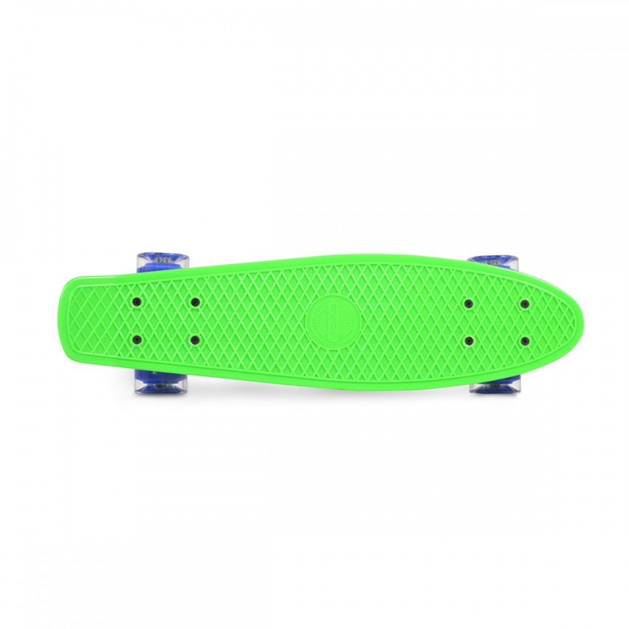 Ein grünes Pennyboard-Skateboard, von oben betrachtet, mit blauen Rollen, auf weißem Hintergrund.
