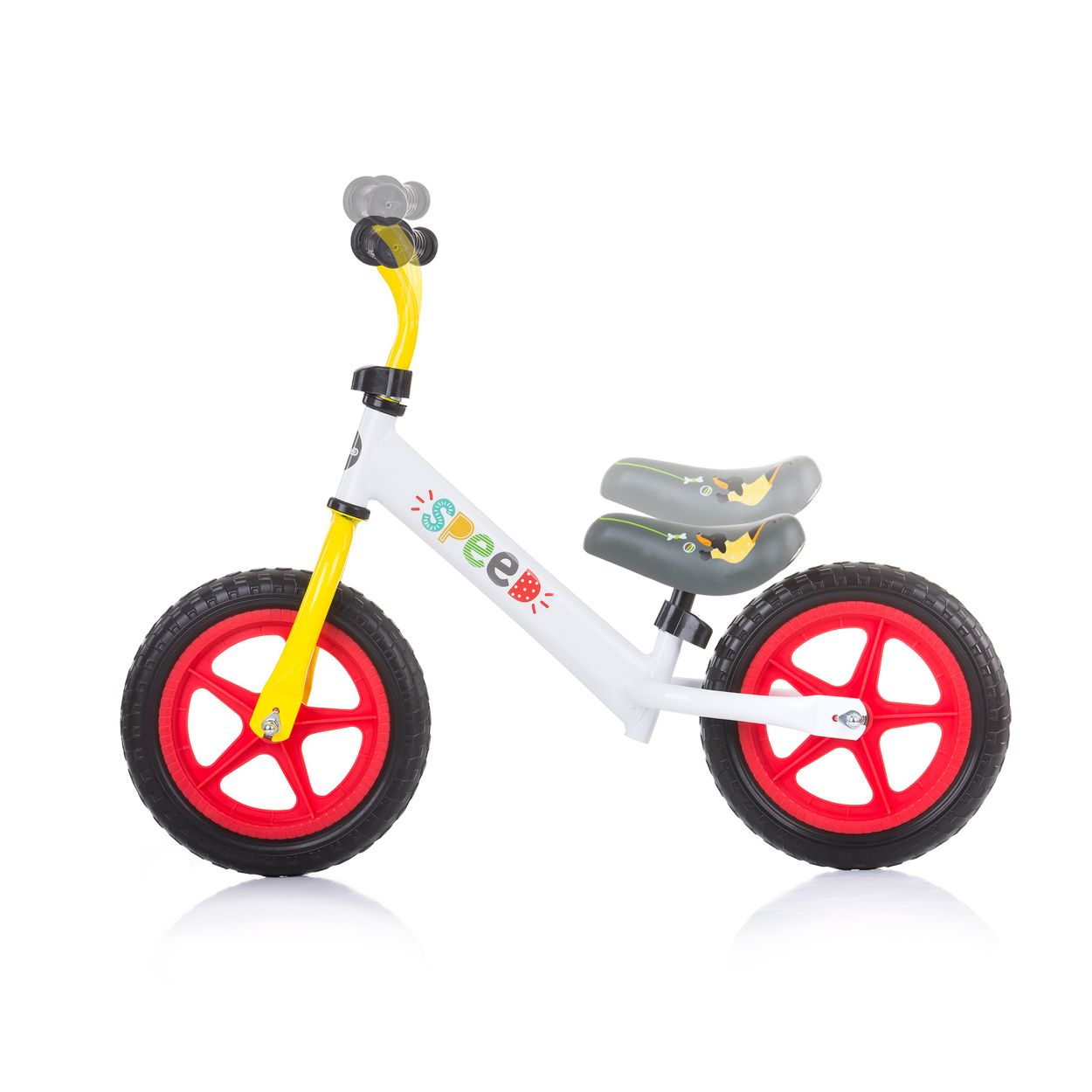 Bicicleta de equilibrio blanca y amarilla con ruedas rojas sobre fondo blanco.