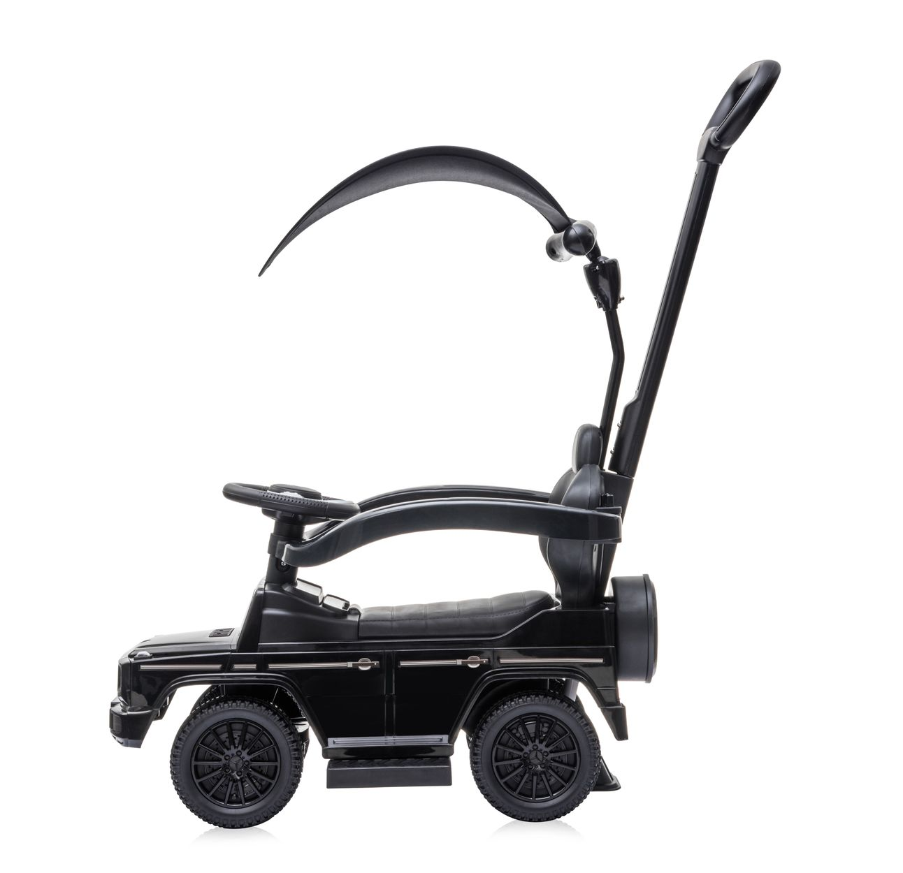 Un coche de juguete negro con un asa para dirigir, y una sombrilla negra, aislado sobre blanco.