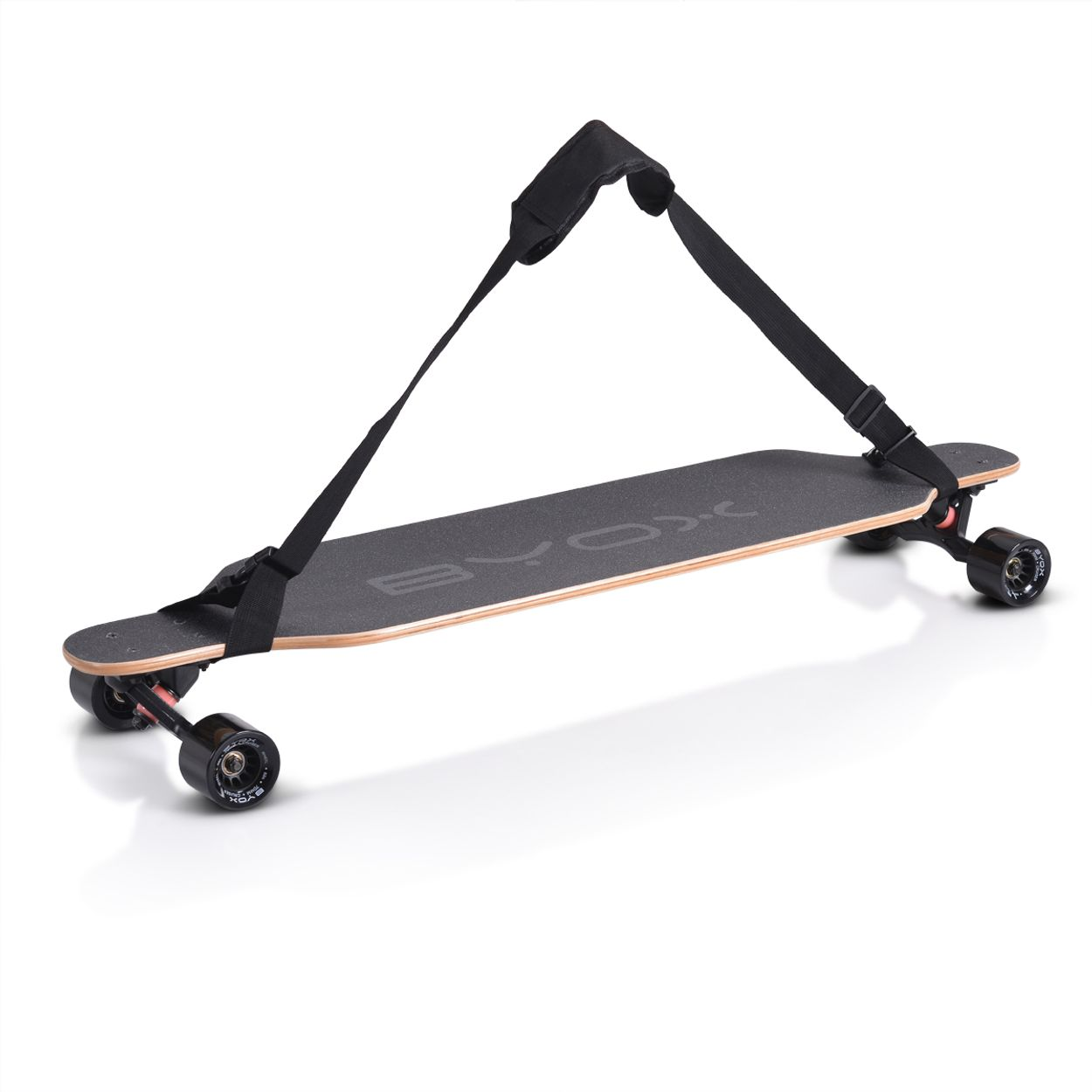 Longboard mit schwarzem Gurt, schwarzen Rädern auf weißer Oberfläche.