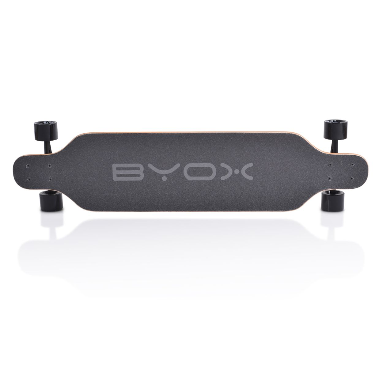 Schwarzes Longboard mit 'BYOX'-Logo. Vier Räder und schwarze Trucks.