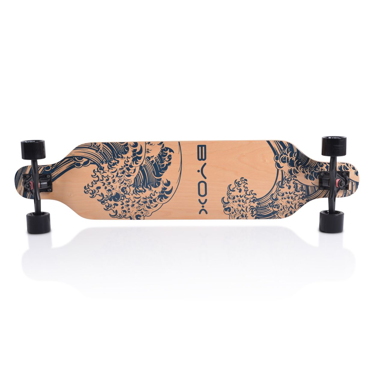 Longboard mit Wellenmuster, blau und weiß. Schwarze Räder und Achsen. Holzdeck.
