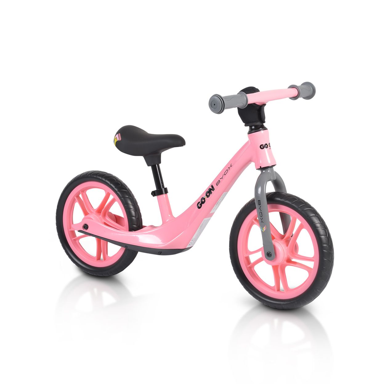 Ein rosa Laufrad für Kinder. Es hat rosa Räder und einen schwarzen Sitz.