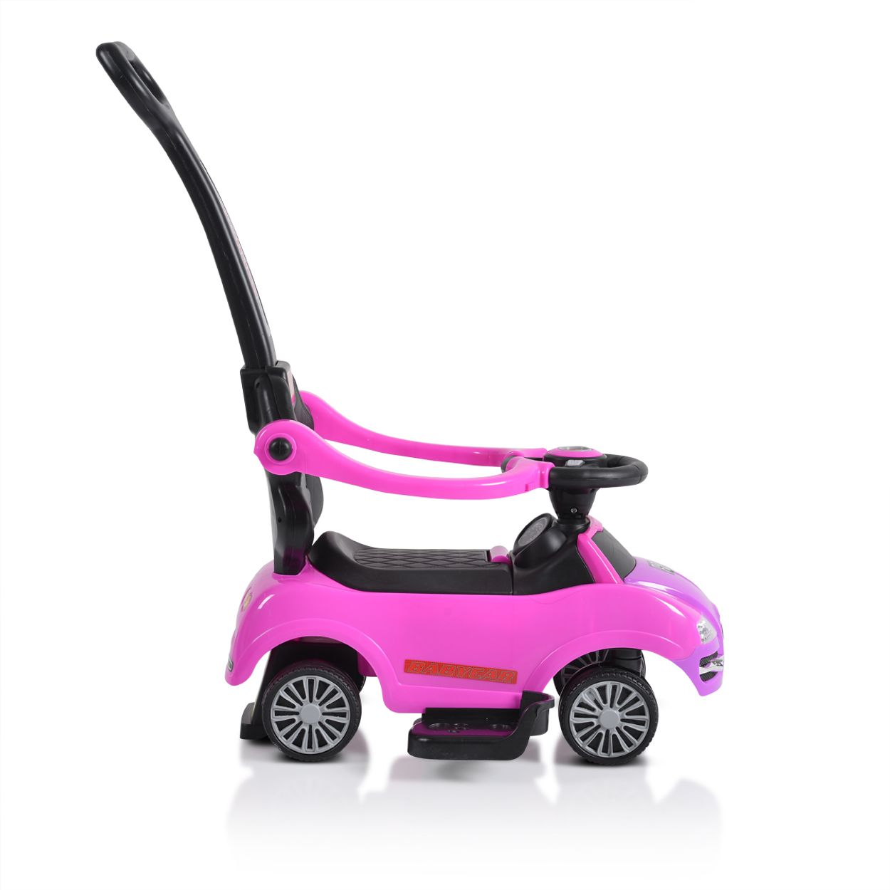 Rosa Autospielzeug mit schwarzem Griff und Rädern. Weißer Hintergrund.