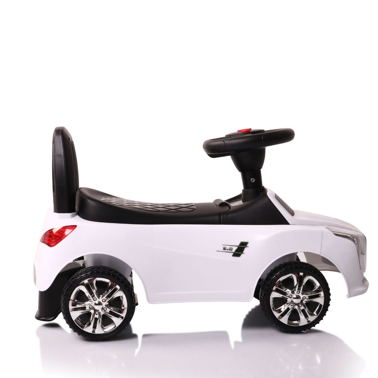 Weißes Spielzeugauto mit schwarzem Griff und Rädern. Seitenansicht. Chromraddetails.