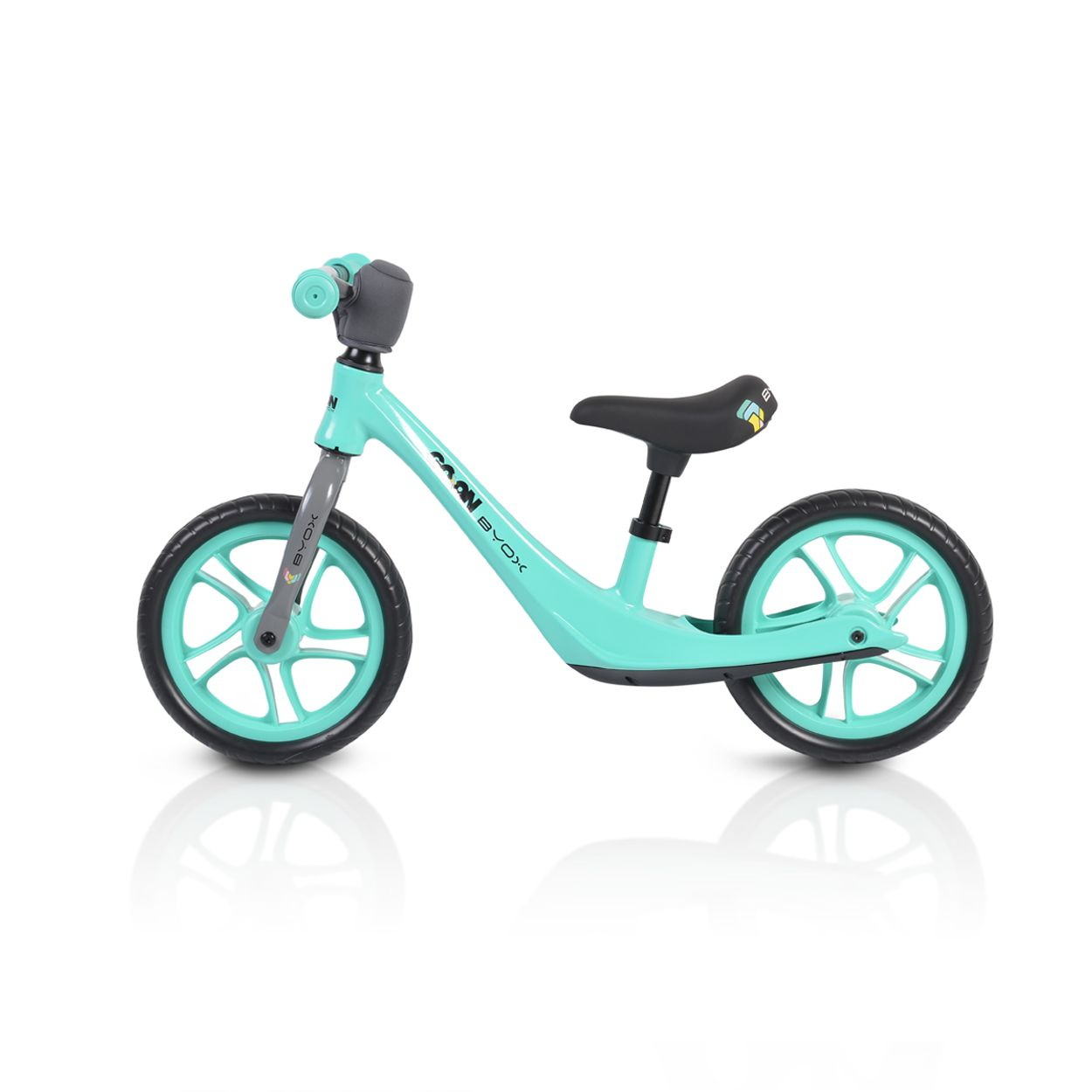 Ein mintgrünes Laufrad mit schwarzen Reifen. Das Fahrrad hat einen schwarzen Sitz und graue Lenker.