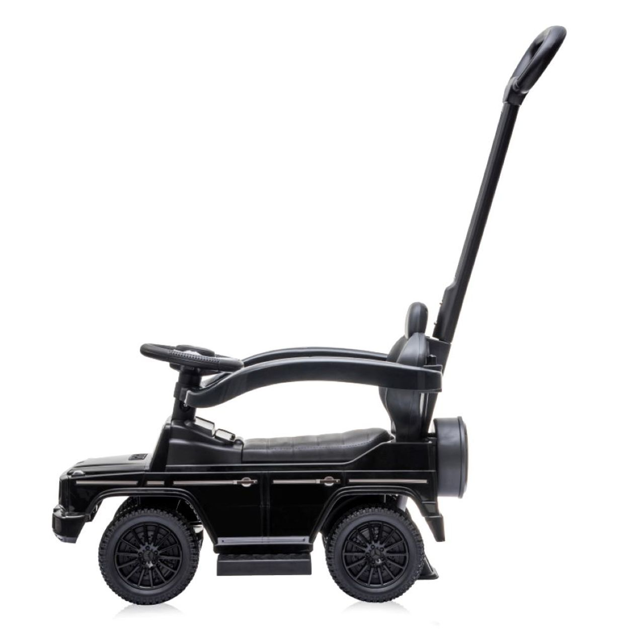 Schwarzes Kinderauto mit Griff für Eltern. Das Auto hat einen schwarzen Sitz und Räder, weißer Hintergrund.