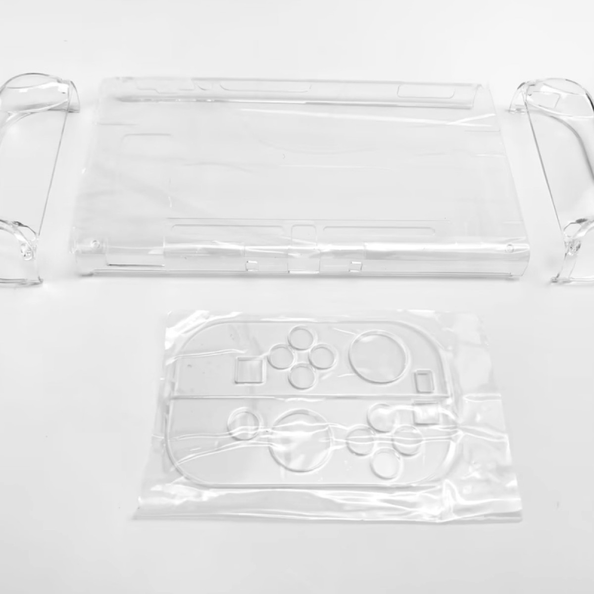 Transparente Nintendo Switch Konsolen-Zubehörteile auf weißer Oberfläche.