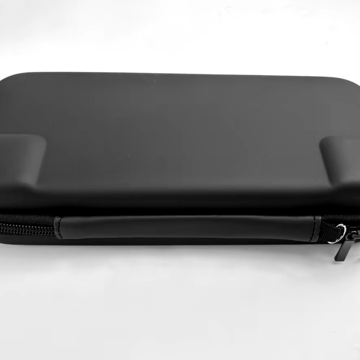 Schwarzes Etui mit Griff und Reißverschluss. Weißer Hintergrund.