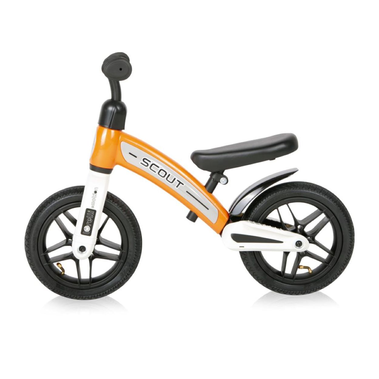 Ein orangefarbenes Laufrad mit schwarzem Sitz und Rädern.