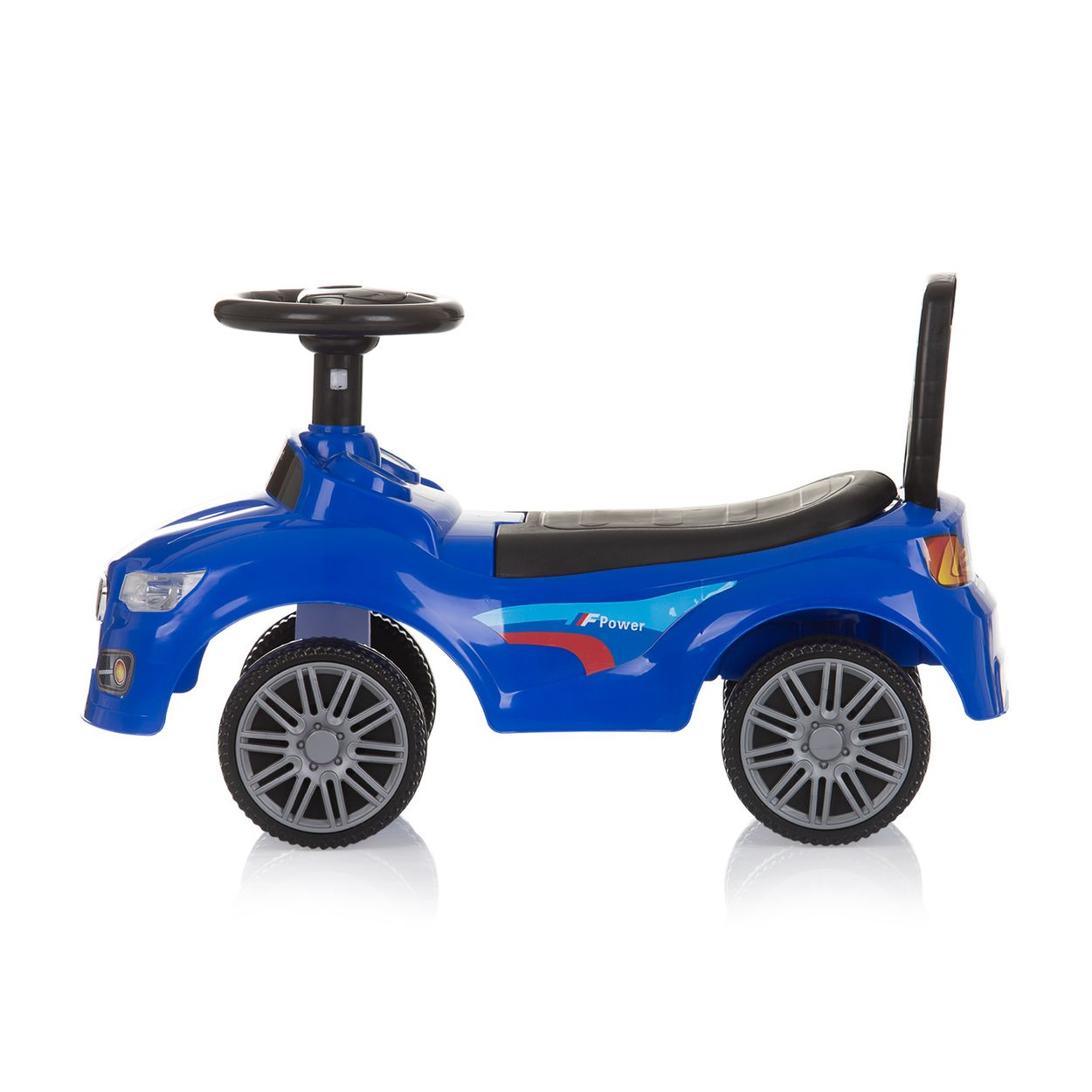 Un coche de juguete azul para montar con volante negro y un asa en la parte trasera. Fondo blanco.