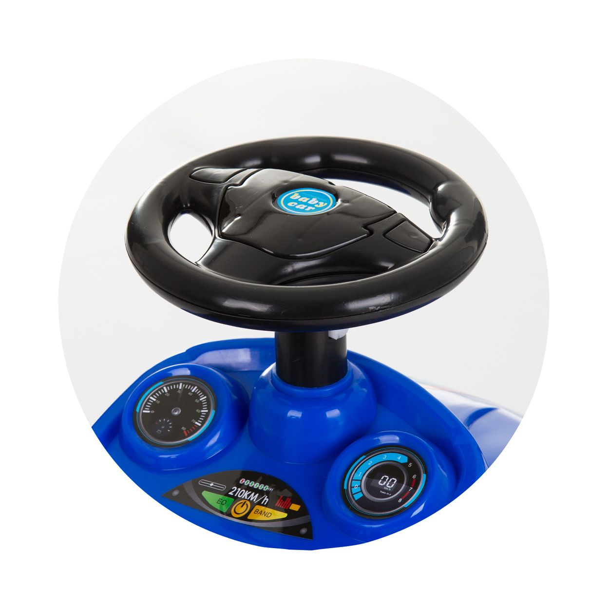 Primer plano del salpicadero de un coche de juguete azul, incluido el volante.