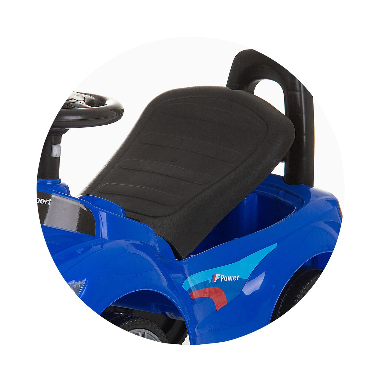 Primer plano de un coche de juguete azul. El asiento negro está levantado, revelando el espacio de almacenamiento interior.