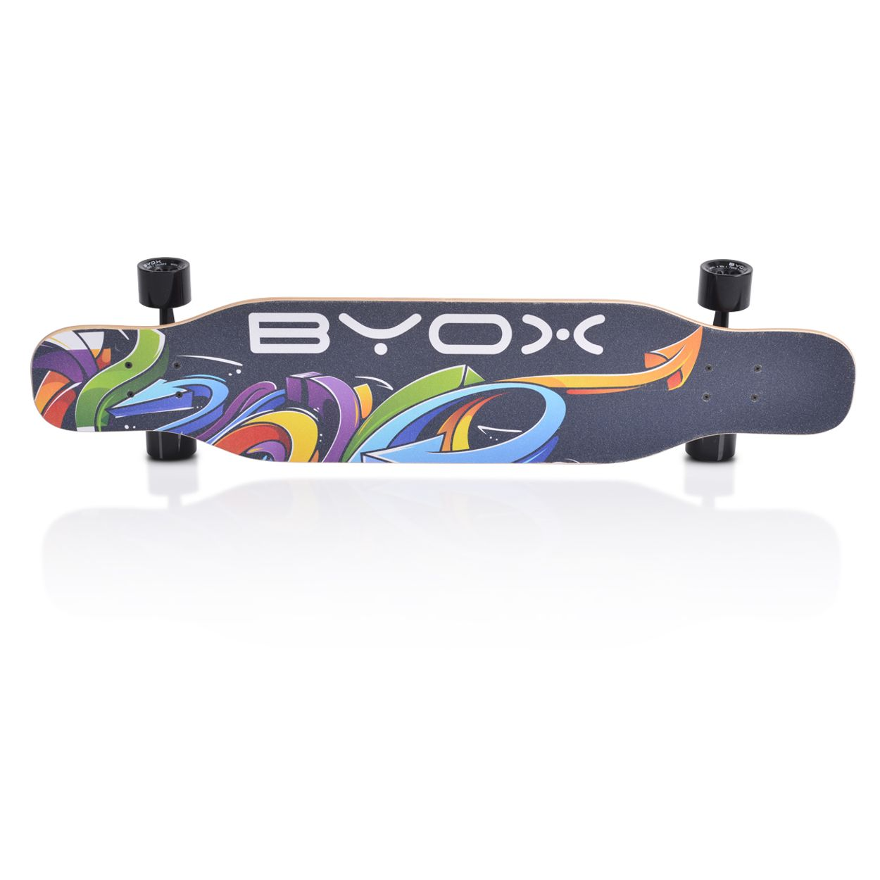 Longboard mit bunten Graffiti-Designs. Das Board liegt flach auf weißem Hintergrund mit Reflexion.