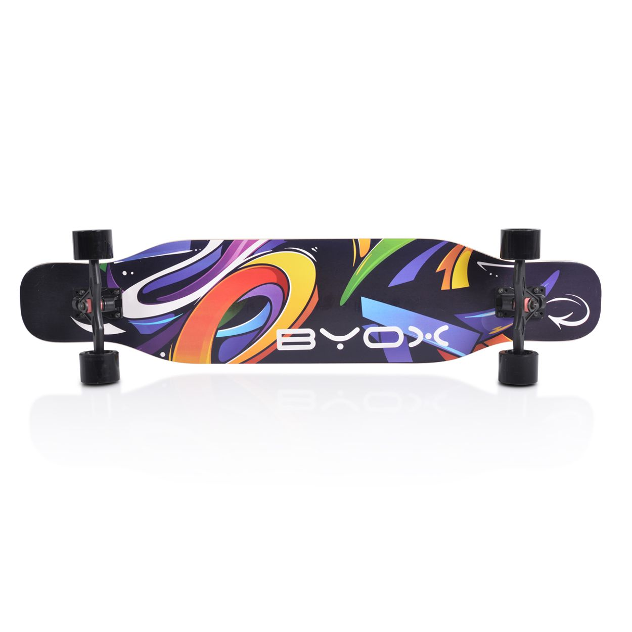 Schwarzes Skateboard mit buntem Graffiti-Design. Das Skateboard ist auf weißem Grund und hat schwarze Räder.