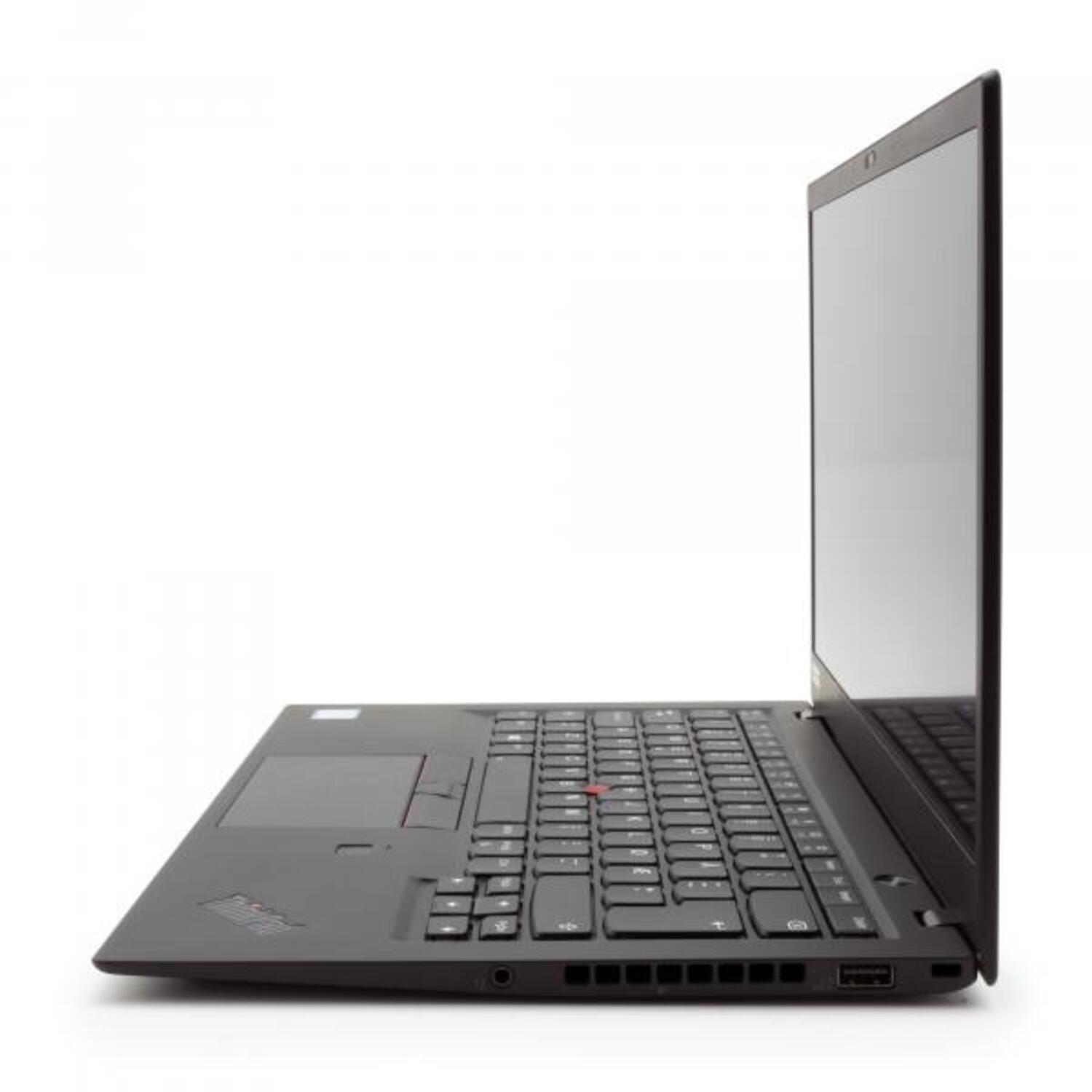 Ein schwarzer Laptop, der auf einem Tisch geöffnet ist und das Seitenprofil mit weißem Hintergrund zeigt.
