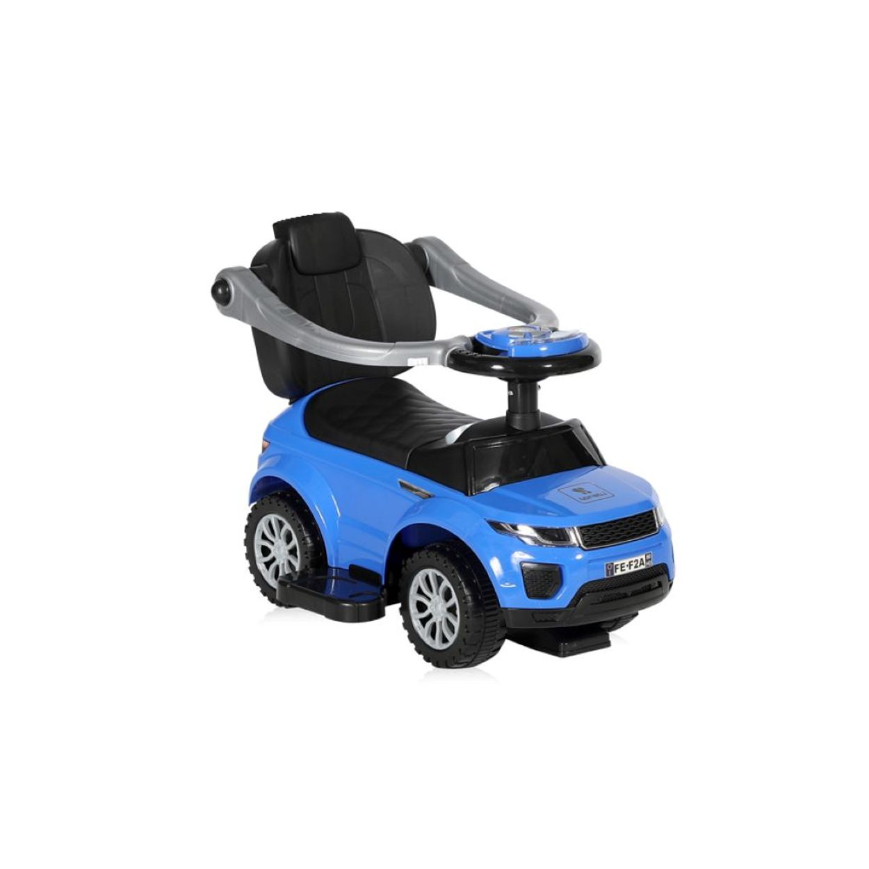 Coche de juguete azul con asa y asiento negro. Fondo blanco.