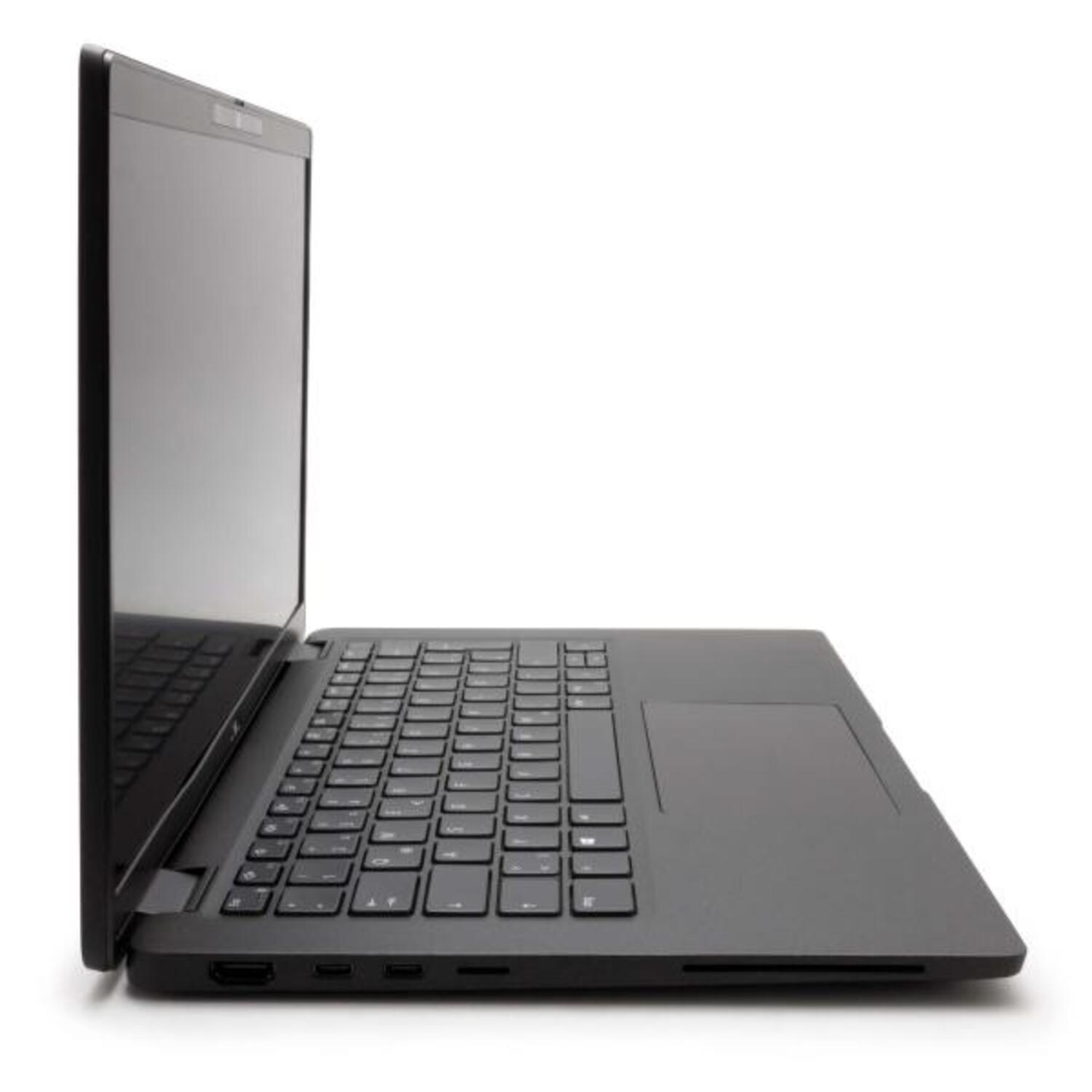 Schwarzer Laptop, Seitenansicht, offen. Tastatur sichtbar, Bildschirm dunkel und reflektierend.