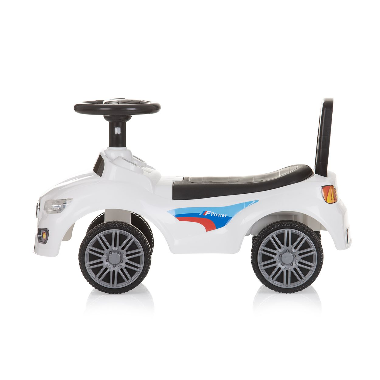 Weißes Spielzeugauto mit schwarzen Rädern und Lenkrad, Seitenansicht, weißer Hintergrund.