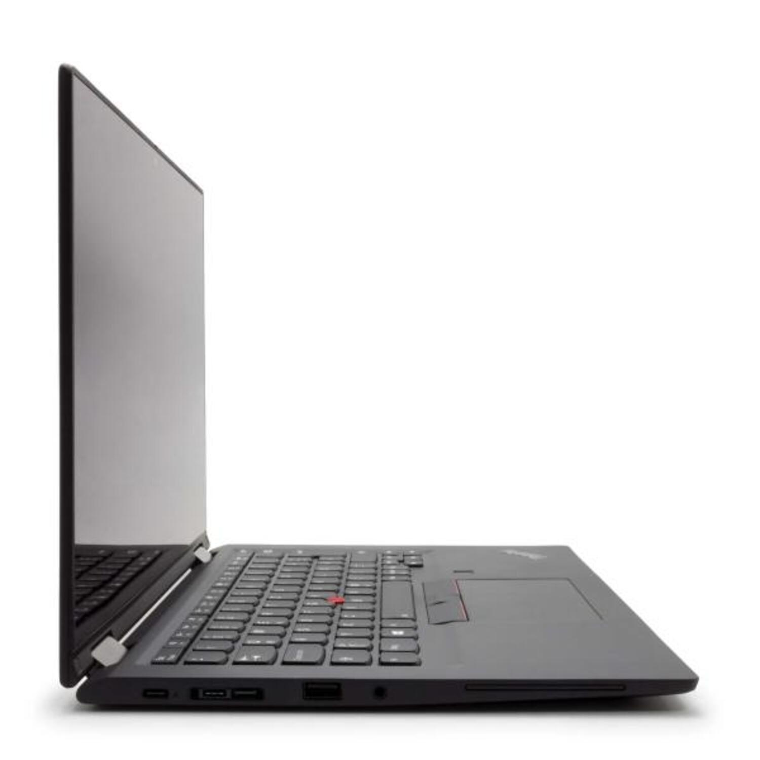 Schwarzer Laptop auf weißer Oberfläche. Der Bildschirm ist geöffnet, die Tastatur ist sichtbar.